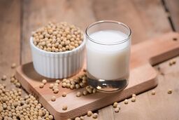 شیر سویا چگونه درست می‌شود ؟؛ روش تهیه شیر سویا در منزل