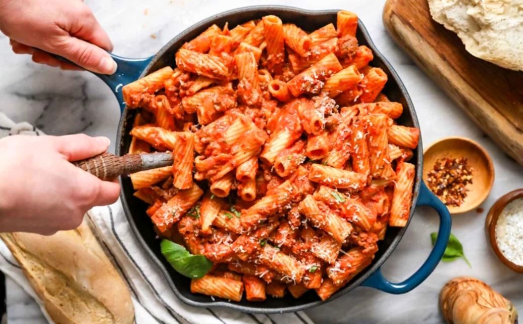 طرز پخت پاستا ریگاتونی با سس سوسیس و خامه