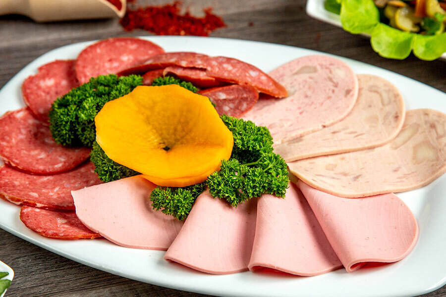 کاربرد و تفاوت ژامبون و کالباس و بیکن؛ کدام بهتر است؟
