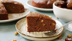 کیک شیره خرما؛ انتخابی عالی برای یک عصرانه پاییزی