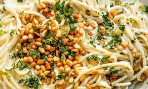 طرز تهیه اسپاگتی با سس ماست و دانه کاج