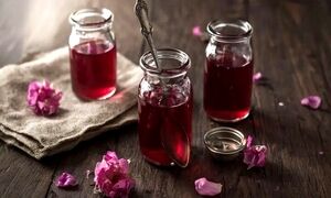فوت و فن تهیه شربت گل محمدی خانگی | چه کار کنیم رنگ شربت تیره نشود؟