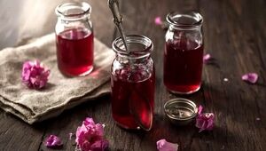 فوت و فن تهیه شربت گل محمدی خانگی | چه کار کنیم رنگ شربت تیره نشود؟