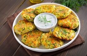  پنکیک سیب زمینی و شوید با سالاد ماهی