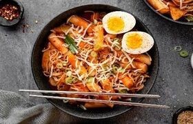 دوکبوکی، غذای خیابانی محبوب کره ای‌ها؛ تند، پنیری و خوشمزه + روش تهیه