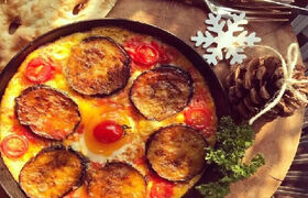  ورقه گیلانی؛ ساده‌ترین غذایی که می‌توان با بادمجان و گوجه پخت