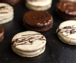 طرز تهیه شیرین عسل خانگی ساده با بیسکوئیت و ژله