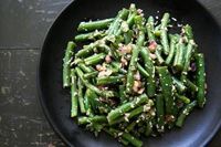 طرز تهیه سالاد لوبیا با پنیر فتا و سس گوجه فرنگی