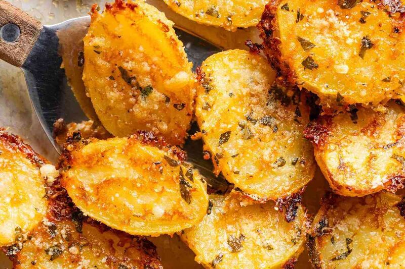 طرز تهیه سیب زمینی کریسپی پارمسانی با یک سس جذاب!