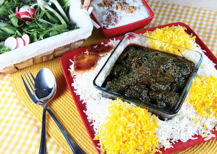 مرغ ترش به سبک مازندرانی ؛ این سبزیها خورش را خوشمزه میکنند