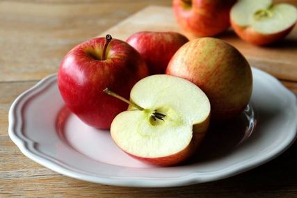 مضرات و خطرات جدی خوردن هسته سیب
