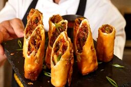 اسپرینگ رول با سس اسفناج ؛ طعمی متفاوت و سالم + روش تهیه