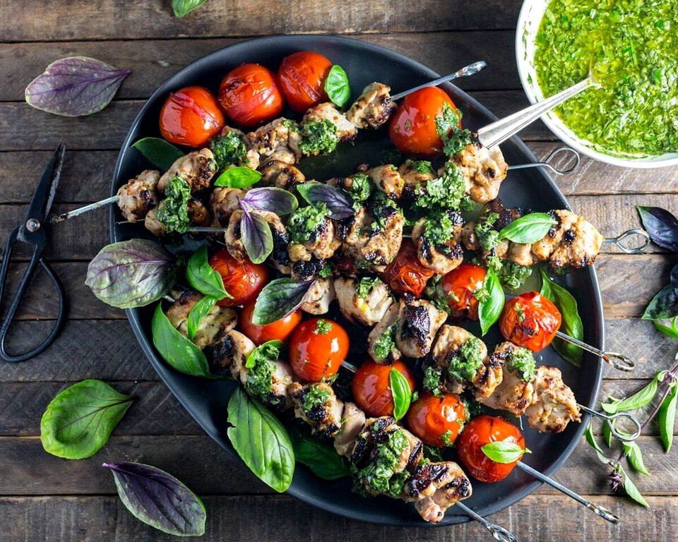 کباب با سالاد گوجه‌فرنگی، بادام و نعنا؛ غذایی سالم برای کم‌خون‌ها