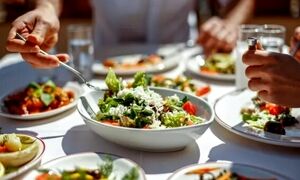 ۱۰ خوراکی سالم که باعث چاقی در افراد رژیمی می‌شود