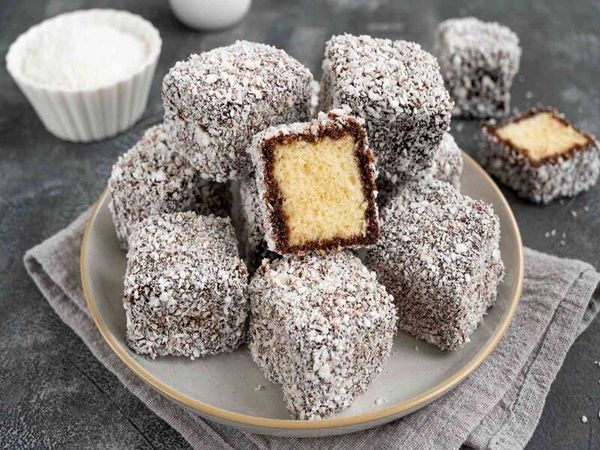طرز تهیه کیک نارگیلی لقمهای؛ میان وعدهای برای بچههای مدرسه