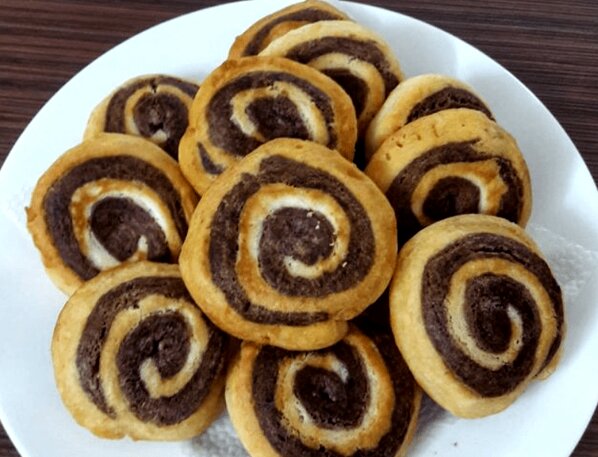 طرز تهیه پیراشکی دو رنگ؛ یک گزینه خوشمزه برای عصرانه