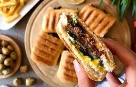 دستور پخت ساندویچ کباب تابه‌ای با پنیر و سس مخصوص