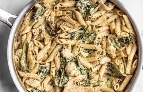 طرز پخت پاستا با مرغ و پیازچه