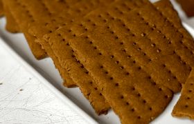 (ویدیو) طرز تهیه نان قندی با شیره انگور