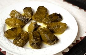 طرز تهیه دلمه برگ مو با شیره انگور