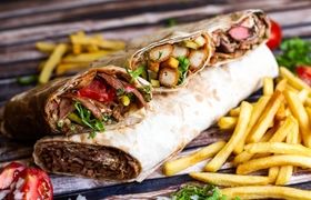 طعم باورنکردنی شاورما، لقمه‌ی لذیذ لبنانی در کنار سالاد فتوش
