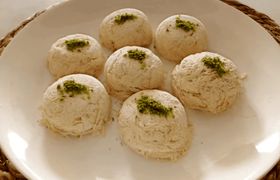 (ویدیو) طرز تهیه پشمک حاج عبدالله فقط با کمی آرد و شکر!