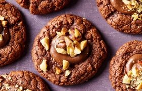 شیرینی پزی مخصوص عید ۱۴۰۴؛ طرز تهیه شیرینی فندقی کرم‌دار