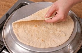 (ویدئو) طرز پخت نان لواش سبوس دار با سینی روی گاز