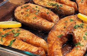 (ویدئو) طرز تهیه استیک سالمون با کره و سیر به روش آشپز آمریکایی