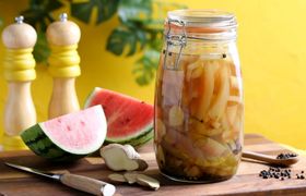 طرز تهیه ترشی پوست هندوانه