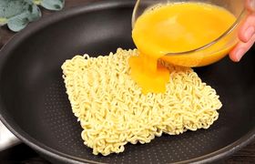 (ویدئو) طرز تهیه یک غذای سریع با تخم مرغ و نودل