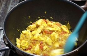 (ویدئو) طرز تهیه خورشت مرغ کاری هندوستانی