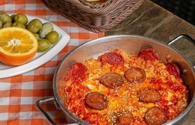 طرز پخت سوسیس تخم مرغ با رب به روش قهوه خانه‌ای