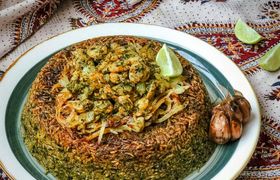 ته‌انداز مرغ با سس پستو؛ پلو مخلوط با طعم ویژه