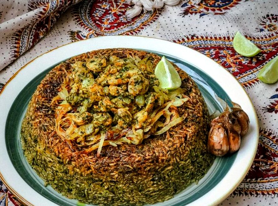 ته‌انداز مرغ با سس پستو؛ پلو مخلوط با طعم ویژه