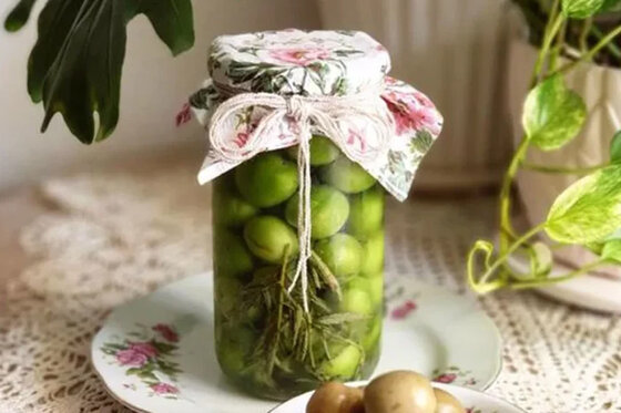 طرز تهیه ترشی گوجه سبز با طعم متفاوت و خوشمزه