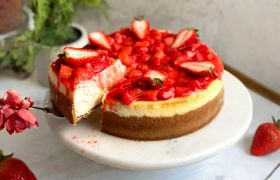 طرز تهیه چیز کیک توت فرنگی با روش بن ماری