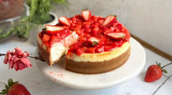 طرز تهیه چیز کیک توت فرنگی با روش بن ماری