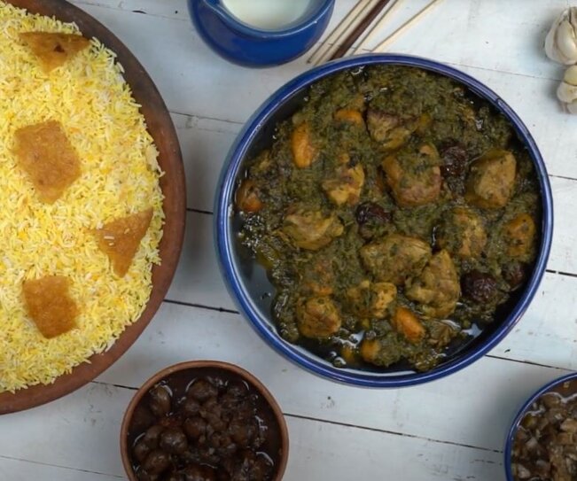 طرز تهیه خورشت آلو اسفناج با رب انار و گردو