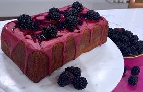 دستور پخت کیک شاه توت؛ کیکی لطیف با طعمی ملس