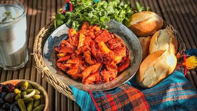 طرز تهیه سوسیس کاری؛ غذای خیابانی محبوب و خوشمزه آلمانی