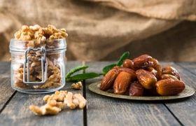 میان وعده مقوی با خرما و گردو؛ توپک خرمایی ساده