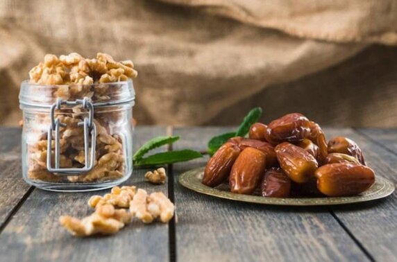 میان وعده مقوی با خرما و گردو؛ توپک خرمایی ساده