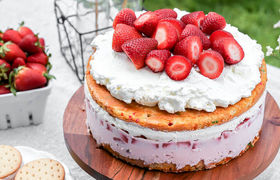 طرز تهیه کیک بستنی توت‌ فرنگی؛ یک دسر خنک و مجلسی