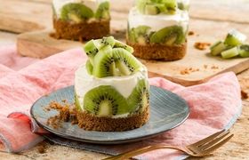 طرز تهیه کرم چیز کیوی؛ دسری مجلل و خیره‌کننده