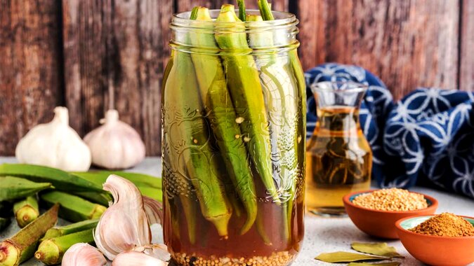 طرز تهیه ترشی بامیه خانگی به ۳ روش: با سرکه، گوجه و رب انار
