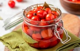 طرز تهیه شور گوجه گیلاسی در چند مرحله