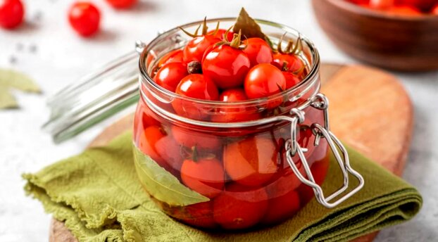 طرز تهیه شور گوجه گیلاسی در چند مرحله