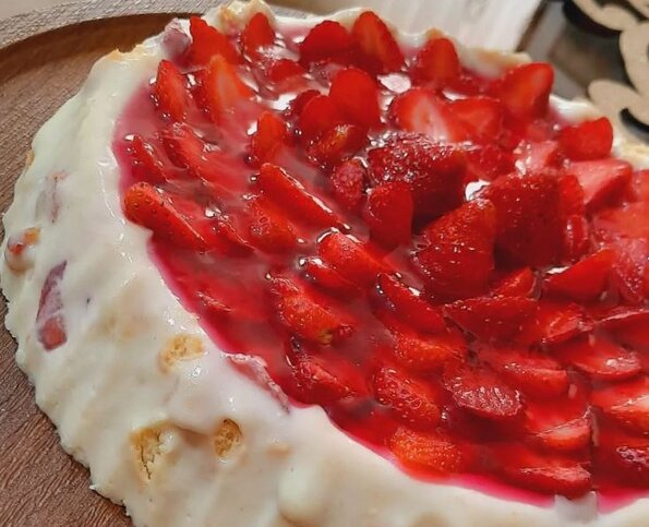 طرز تهیه روکر توت فرنگی؛ با بیسکویت پتی بور و خامه