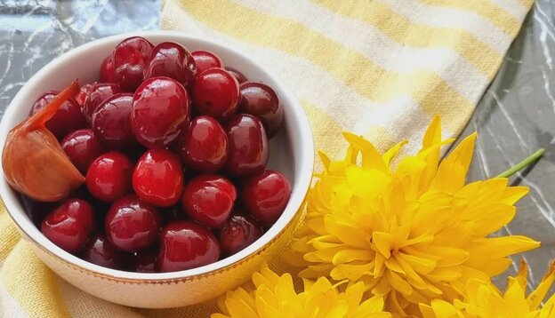 طرز تهیه ترشی گیلاس؛ مجلسی و راحت